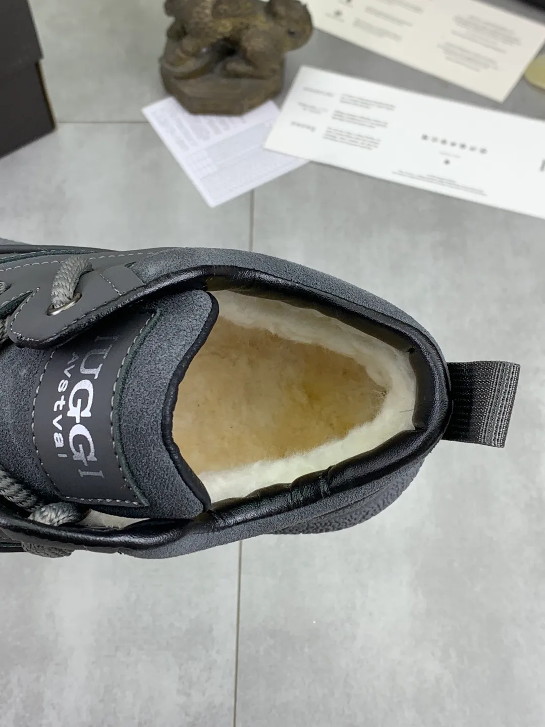 Men's shoes 💰P640 New IUGGI New New Tire Men's Shoes Real cowhide on the outside, Australian wool on the inside, light and easy to put on, brand logo, full of high-end feel, men's style! Men's style! Rarely seen in the market are retro outdoor shoes. They look great on the feet. Mainly because they are so stylish, comfortable and versatile. Color: black, gray, maroon. Size: 39-44